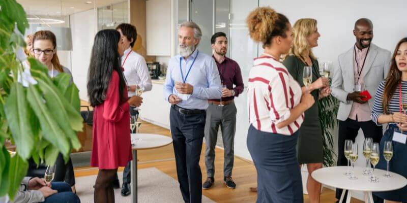 English for Social Events: Navigating Parties and Gatherings with Confidence